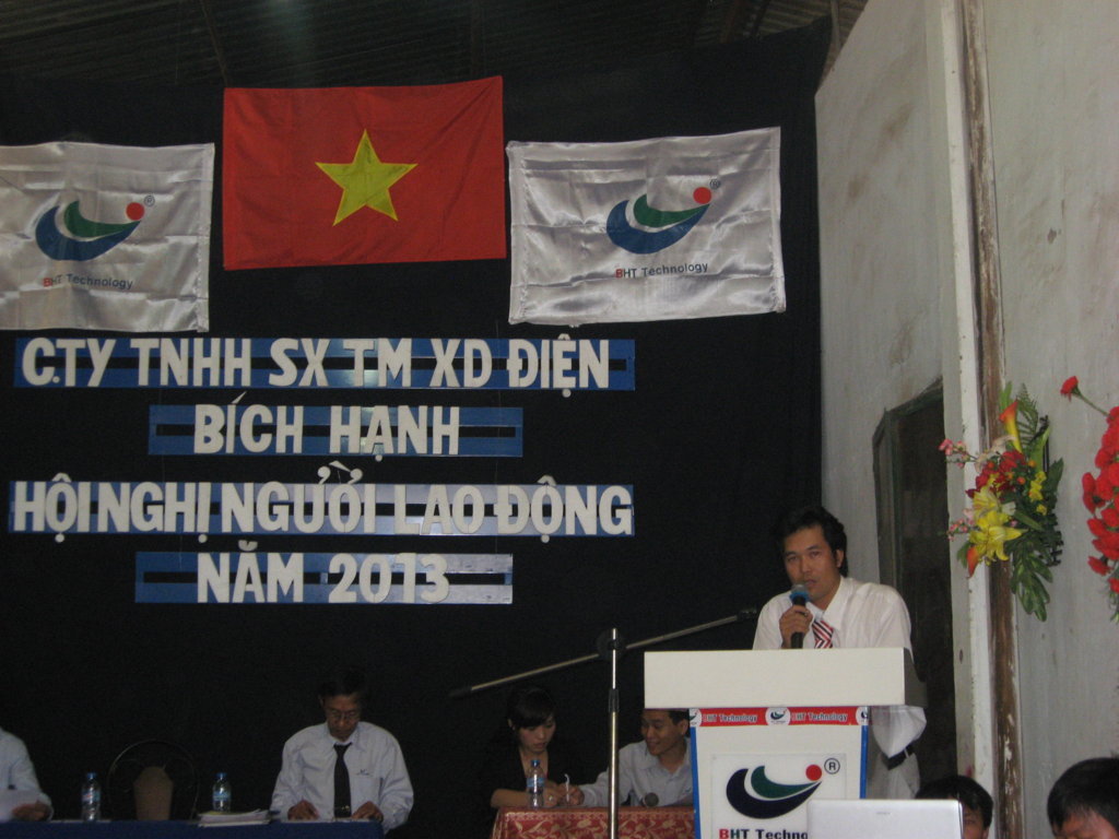 Ông Trần Văn Tưởng – TGĐ công ty báo cáo tổng kết công tác sản xuất, kinh doanh năm 2013 và phương hướng nhiệm vụ năm 2014.